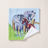 グレーマザーホースのフェンスで草の中にベビー子馬 バスタオルセット (ウォッシュタオル)