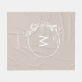 グレーミニマルフローラリースモノグラム フリースブランケット (正面(横))