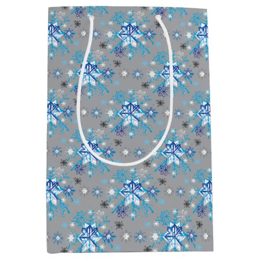 グレーモダンとブルーのホリデースノーフレークのパターン ミディアムペーパーバッグ (正面)