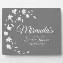 グレーモダンとホワイトのフローラブライダルシャワー表