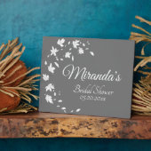 グレーモダンとホワイトのフローラブライダルシャワー表 フォトプラーク (側面)