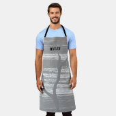 グレーモダンとホワイトツリーブランチモノグラム エプロン (着用した状態)