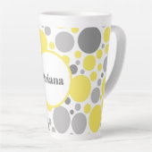 グレーモダンと黄色のバブルパーソナライズされた カフェラテマグ (右アングル)