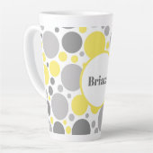 グレーモダンと黄色のバブルパーソナライズされた カフェラテマグ (左アングル)