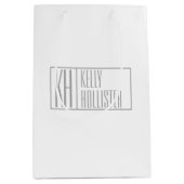 グレーモダンのイニシャルと名前のロゴ ミディアムペーパーバッグ (正面)