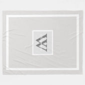 グレーモダンのシンプルイニシャルと名前のフリースブランケット フリースブランケット (正面(横))