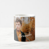 グレーモダンサッカースポーツ写真と彼の名前 コーヒーマグカップ (中央)