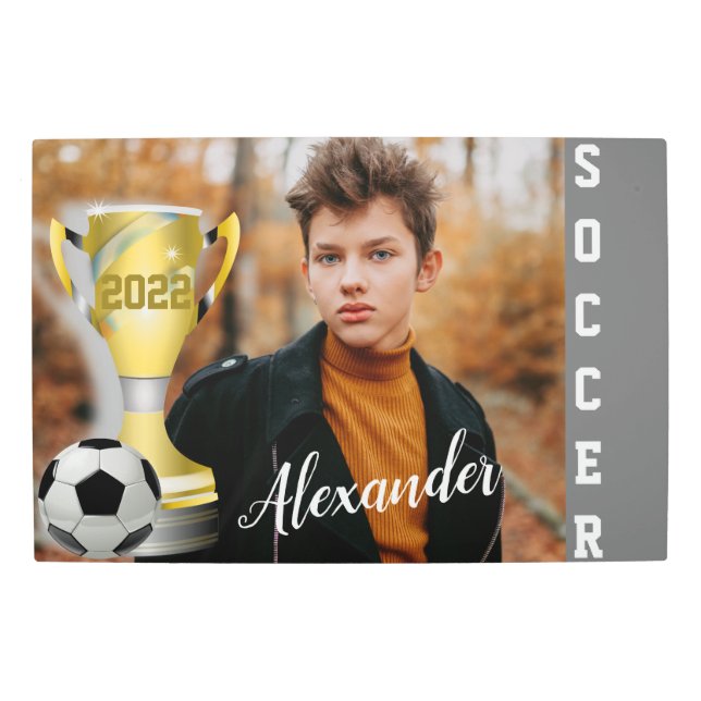 グレーモダンサッカースポーツ写真と彼の名前 メタルプリント (正面)