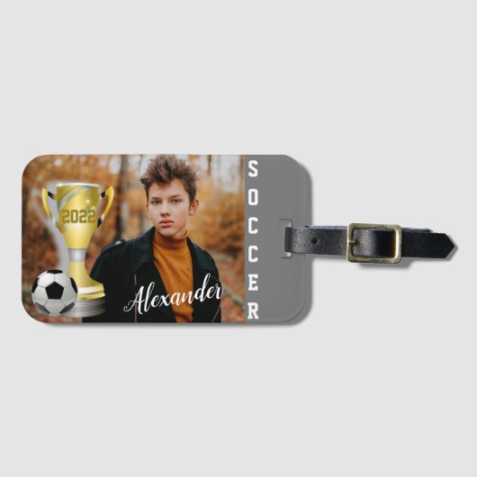 グレーモダンサッカースポーツ写真と彼の名前 ラゲッジタグ (正面横)