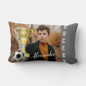 グレーモダンサッカースポーツ写真と彼の名前 ランバークッション (裏面)
