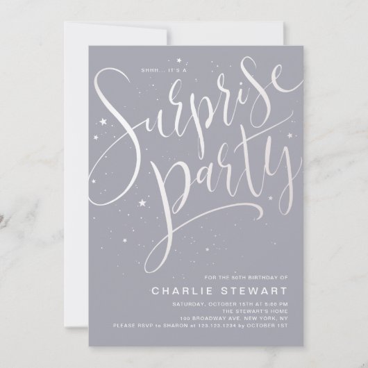 グレーモダンスクリプトサプライズ誕生日ホワイトパーティー 招待状 (正面)