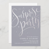 グレーモダンスクリプトサプライズ誕生日ホワイトパーティー 招待状 (正面/裏面)