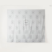 グレーモダンステップとリピート会社のロゴイベント タペストリー (正面(横))