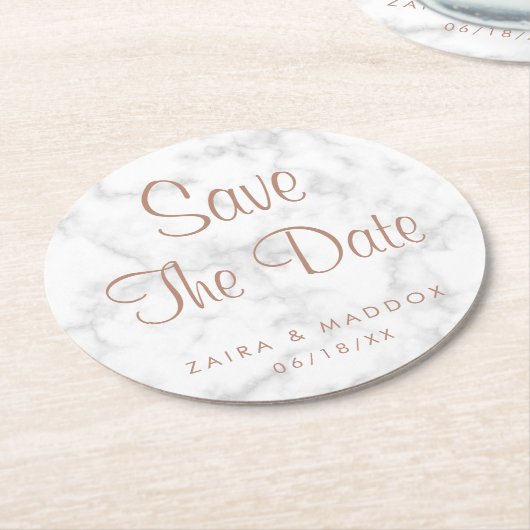 グレーモダン大理石とバラ金ゴールド日付の保存 ラウンドペーパーコースター (アングル)