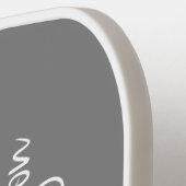 グレーモノグラムのピックボールパドル ピックルボールラケット (左詳細)