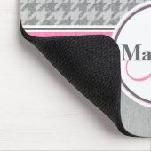 グレーモノグラムのピンク千鳥格子の色 マウスパッド (コーナー)