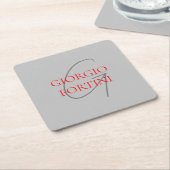 グレーレッドあなたの名前イニシャルモノグラムモダン スクエアペーパーコースター (アングル)
