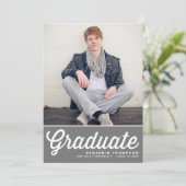 グレーレトロはっきりしたタイポグラフィ写真卒業 招待状 (スタンド正面)