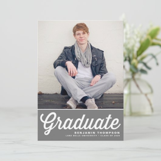 グレーレトロはっきりしたタイポグラフィ写真卒業 招待状 (スタンド正面)