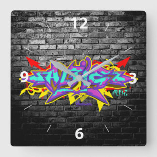 グレーレンガ付きグラフィティレタリングのアルフィー スクエア壁時計