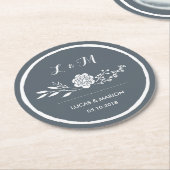 グレーヴィンテージフラワーブーケモノグラムウェディングパーティー ラウンドペーパーコースター (アングル)