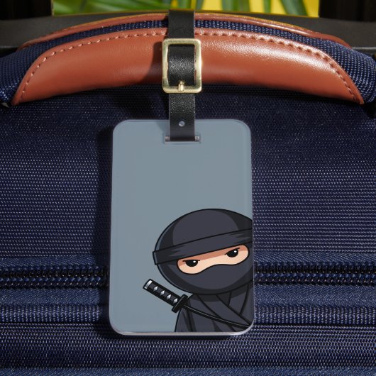 グレー地に忍者ウォリアーをのぞき見る ラゲッジタグ (正面インサイチュ2)