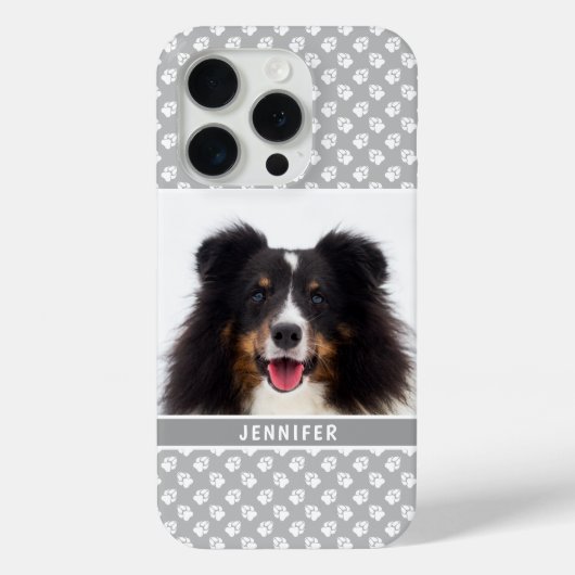 グレー地に白い肉球の模様とペットの写真と名前入り Case-Mate iPhoneケース (裏面)