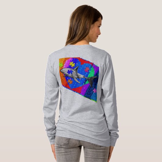 グレー女性自閉症サメ Tシャツ (裏面フル)