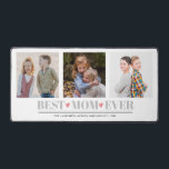 グレー最高のMOM EVERコラージュ3フォトピンクハート デスクマット<br><div class="desc">この意味のあるデスクマットでママを驚かせる!!クラシックセリフのフォントに灰色の引用文「最高のMOMハート」をエレガントに表示した3つの正方形の写真を展示するデスクのマットは、あなたのワークスペースに個人的な暖かさと大切な思い出のtouchをもたらすように設計さ。この美しいデスクマットは個人的なメッセージを完成する心のこもった言葉、愛する詩、または子供の名前を付けたシンプル「私はあなたを愛している」かどうか、このメッセージはパーソナライズされた、この思慮深い贈り物に暖かさと感謝の余分な層を追加する。</div>