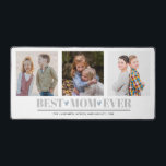 グレー最高のMOM EVERコラージュ3フォトブルーハート デスクマット<br><div class="desc">この意味のあるデスクマットでママを驚かせる!!クラシックセリフのフォントに灰色の引用文「最高のMOMハート」をエレガントに表示した3つの正方形の写真を展示するデスクのマットは、あなたのワークスペースに個人的な暖かさと大切な思い出のtouchをもたらすように設計さ。この美しいデスクマットは個人的なメッセージを完成する心のこもった言葉、愛する詩、または子供の名前を付けたシンプル「私はあなたを愛している」かどうか、このメッセージはパーソナライズされた、この思慮深い贈り物に暖かさと感謝の余分な層を追加する。</div>