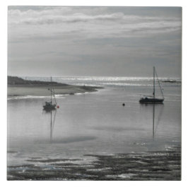 グレー海とセーリングボート陶磁器タイル タイル