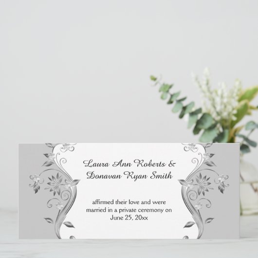 グレー淡い色のシルバ華美ーの花が渦巻く披露宴 招待状 (スタンド正面)