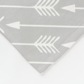 グレー矢印とアクアモノグラムの矢印のパターン フリースブランケット (角)