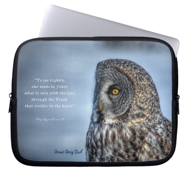 グレー素晴らしフクロワラプター野生生物写真と詩 ラップトップスリーブ (正面)