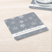 グレー素朴と白の雪の結晶パターン休日 スクエアペーパーコースター (アングル)