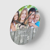 グレー素朴ウッドファミリータイポグラフィ写真 ラウンド壁時計 (傾斜)