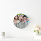 グレー素朴ウッドファミリータイポグラフィ写真 ラウンド壁時計 (ホーム)