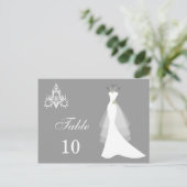 グレー結婚のテーブル番号にシャンデリアのガウン ポストカード (スタンド正面)