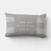 グレー自分の引用文を追加動揺して ランバークッション (裏面)