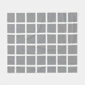 グレー色のスクエア柄と白い縁取り フリースブランケット (正面(横))