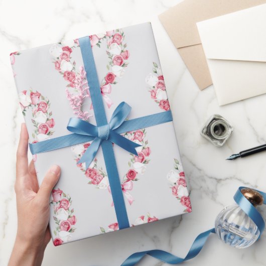 グレー赤面ピンクローズフローラハートブライダルシャワー ラッピングペーパー (ギフト)