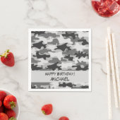 グレー迷彩柄カモフラージュハッピーバースデー名カスタム スタンダードカクテルナプキン (インサイチュ)