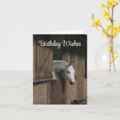 グレー馬の安定したドアのグリーティングカード カード (黄色い花)