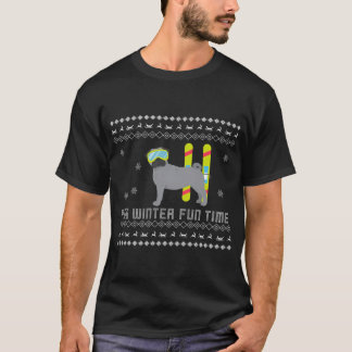グレー・パグの冬の楽しみ時間 パグの冬のセーターのスタイル Tシャツ