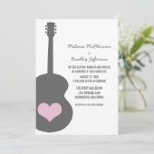 グレー/ピンクのギターハート結婚招待 招待状 (スタンド正面)