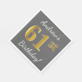 グレー、フェイク金ゴールド61番目の誕生日+名前をカスタムする スタンダードランチョンナプキン (角)