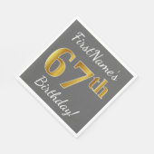 グレー、フェイク金ゴールド67番目の誕生日+名前をカスタムする スタンダードランチョンナプキン (角)