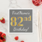 グレー、フェイク金ゴールド82番目の誕生日+名前をカスタムする スタンダードランチョンナプキン (インサイチュ)