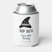 グレー ブラック RIP 30's 40歳の誕生日 魔法使いの帽子 ハロウィン 缶クーラー (缶裏面)
