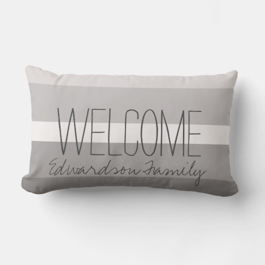 グレー·ホワモダンイト·ストライプのようこそファミリ名 ランバークッション (正面)